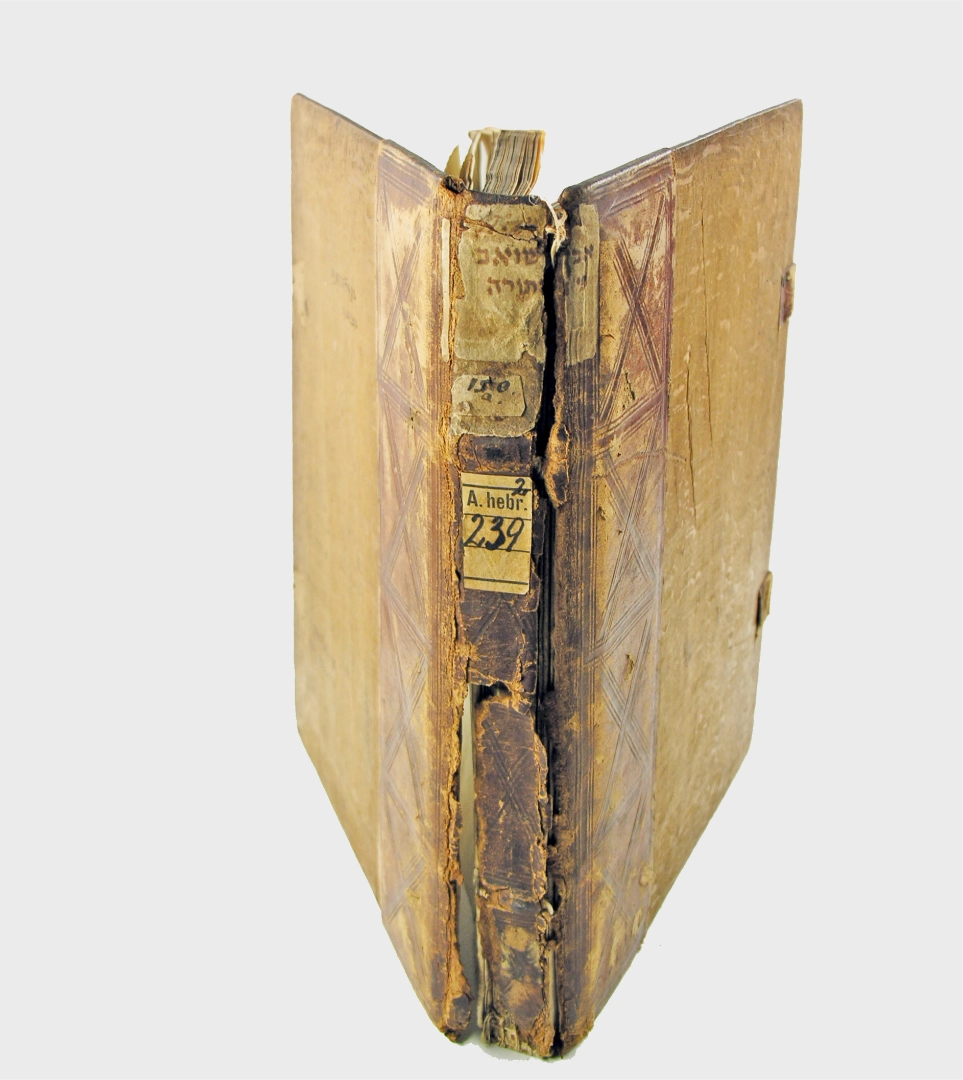 Hebräischer Holzdeckelband mit Lederrücken vor der Restaurierung, das Bezugsleder ist in beiden Gelenken gerissen.