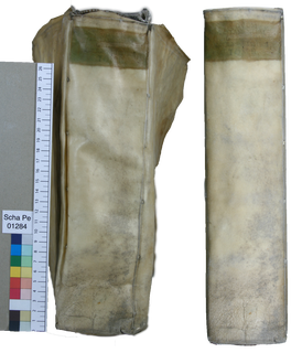 Pergamentband vorher und nachher Links: Pergamentband in Rückenansicht, stark deformiert. Rechts: Der selbe Pergamentband ohne Deformierung.