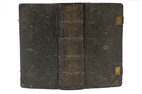 Alter dunkelbrauner Ganzlederband mit zwei Schliessen, Restaurierung nicht erkennbar.