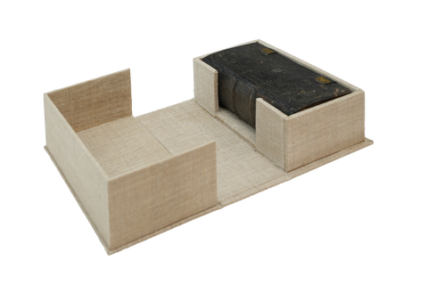 Klappkassette mit Buch Beige Klappkassette geöffnet mit einem historischen dunkelbraunem Buch.